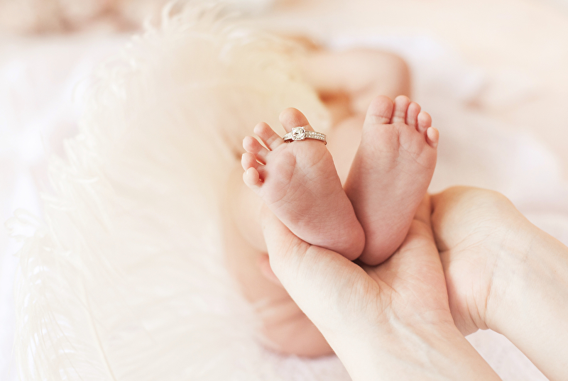 К чему снится ноги ребенка. Ноги младенца. Красивые ножки младенца. Пятки новорожденного. Ножки у новорожденных девочек.
